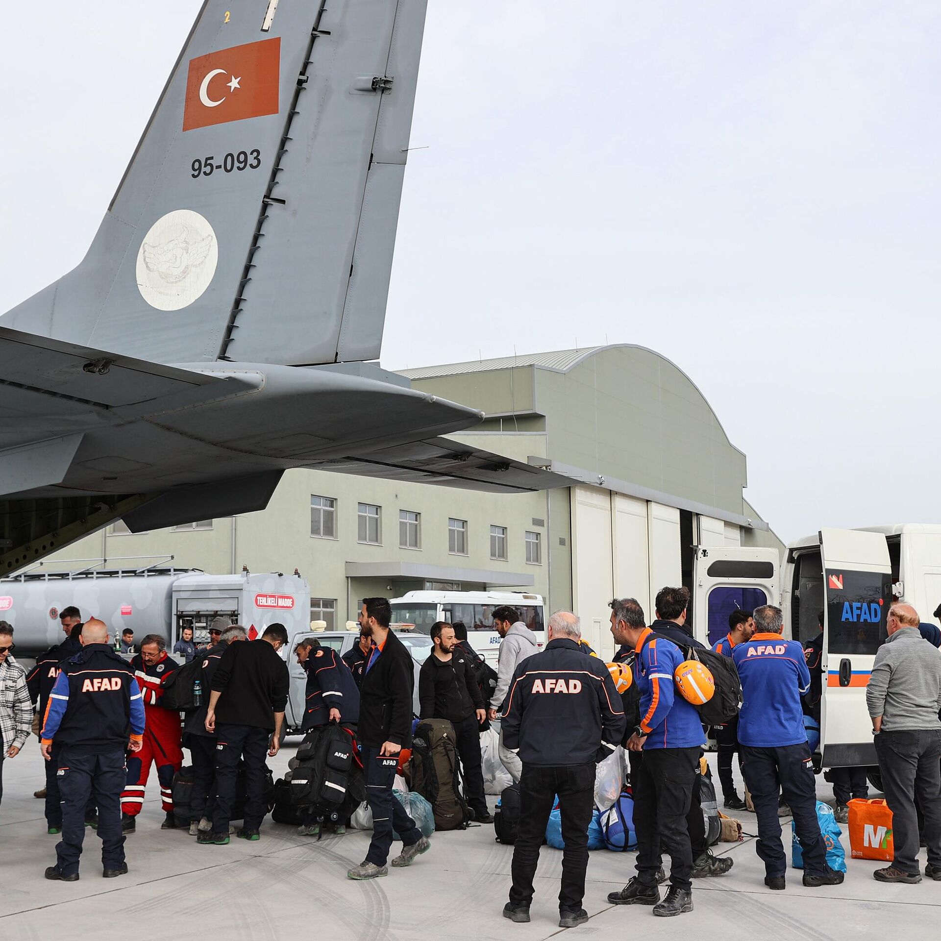 Deprem bölgesinde görev yapan AFAD ve sağlık ekipleri askeri uçakla