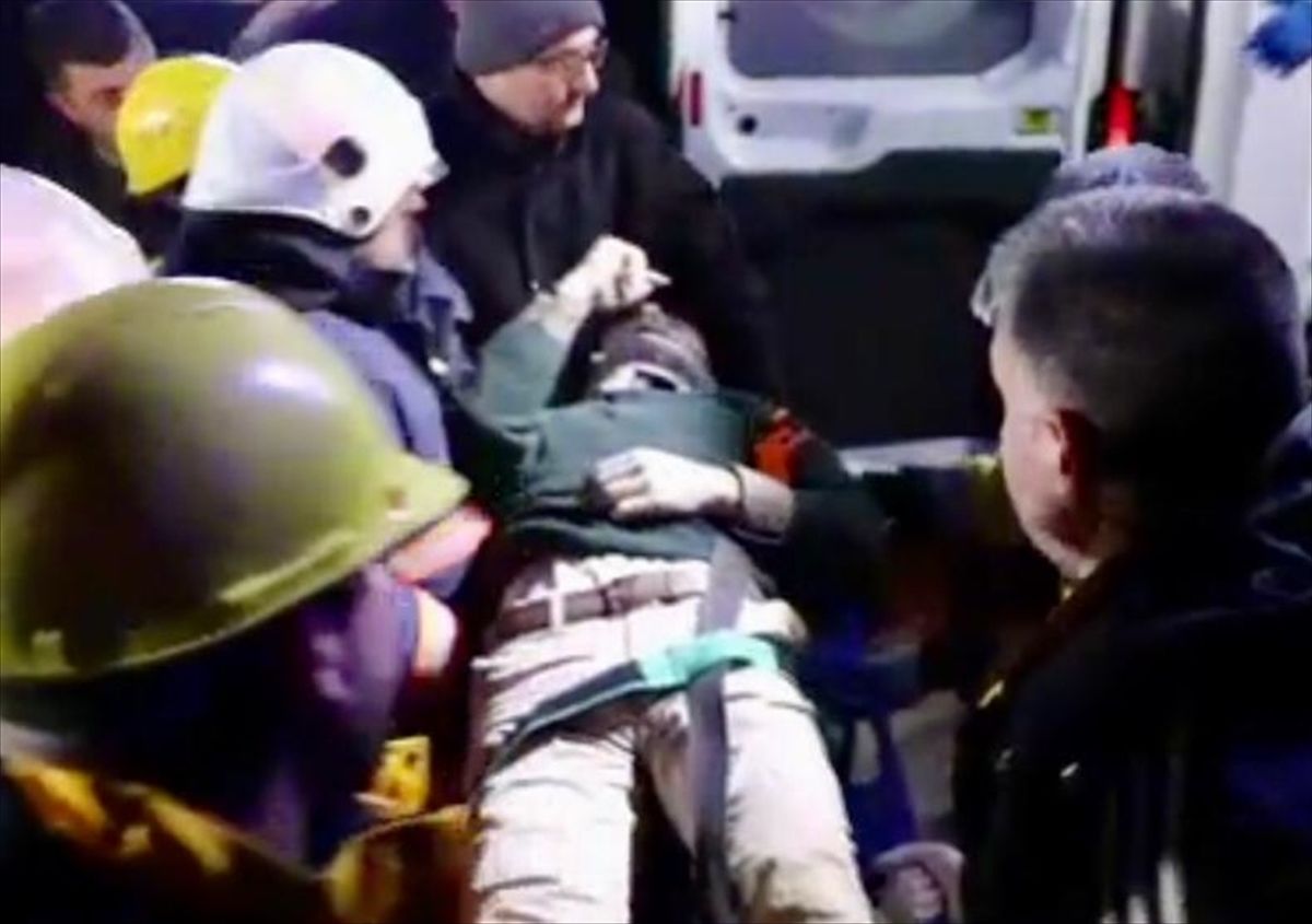 Elazığ'da meydana gelen depremde yaralananlar hastanelere sevk edildi. - Sputnik Türkiye