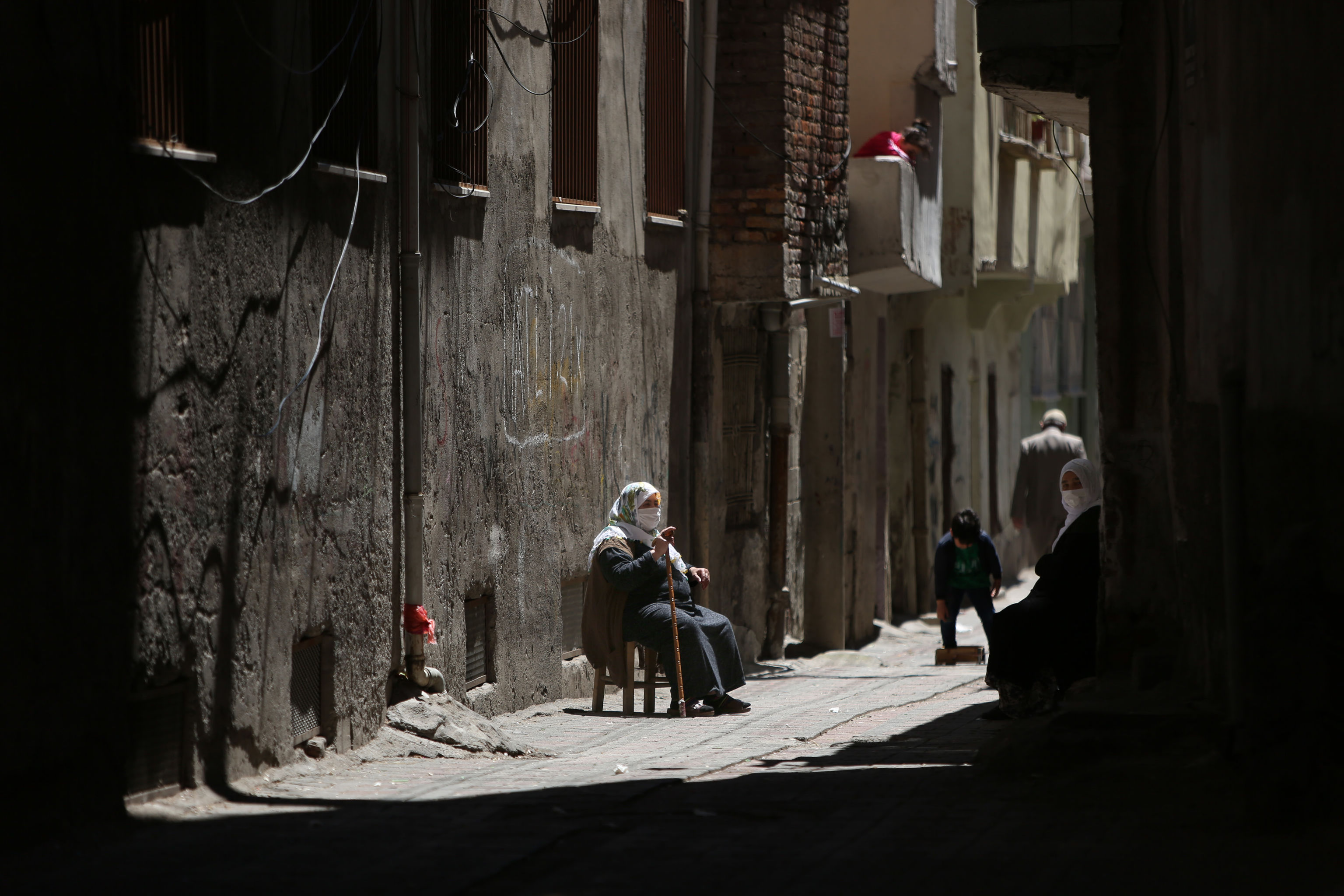 Evlerinin önünde oturan vatandaşlar sosyal mesafe kuralına özen gösterdi. - Sputnik Türkiye