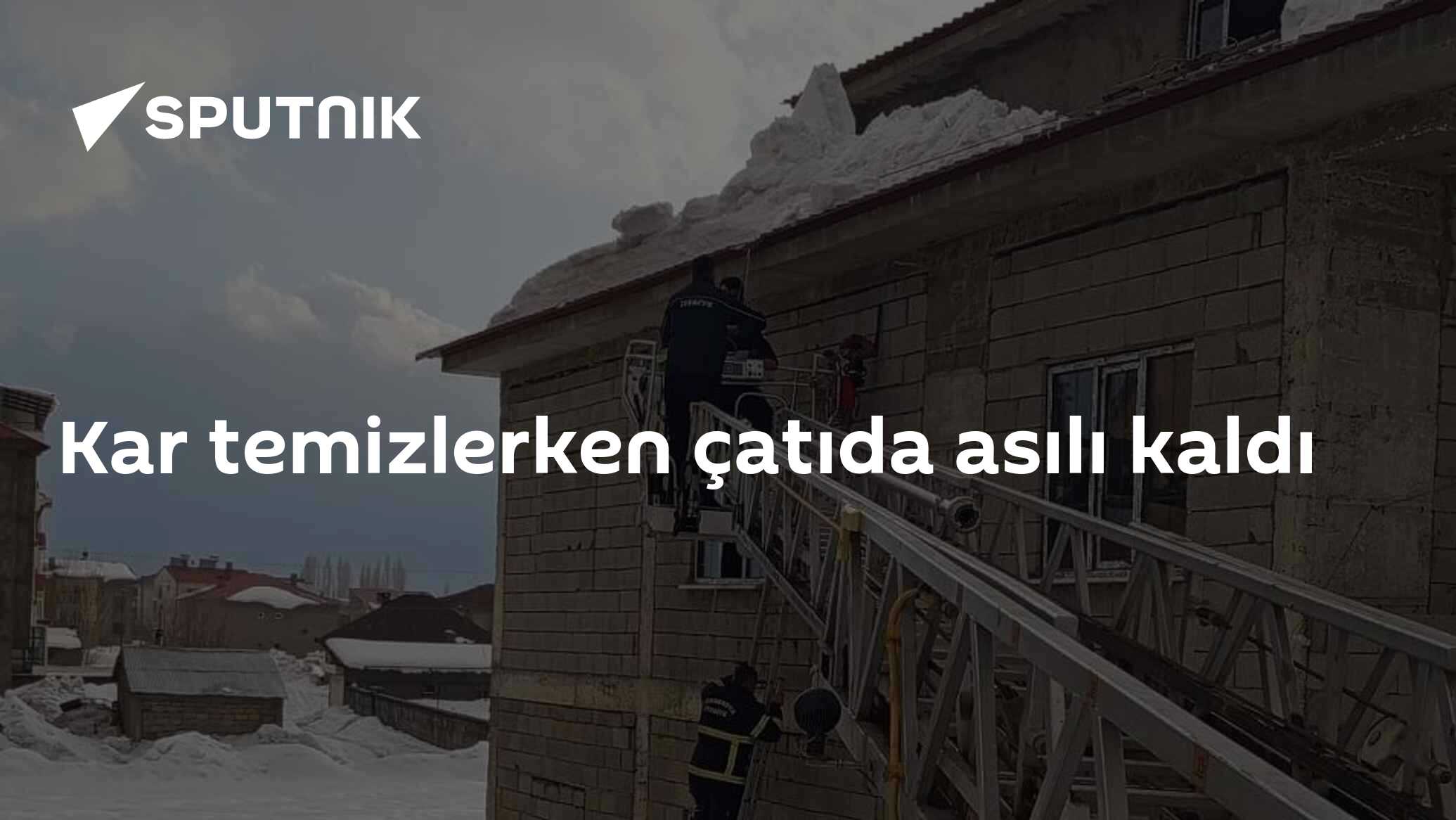 Hakkari Yüksekova'da M.S.Ö'nün Kar Temizleyicisi, Ayağı Kayan Adamın Çatıda Asılı Kalması