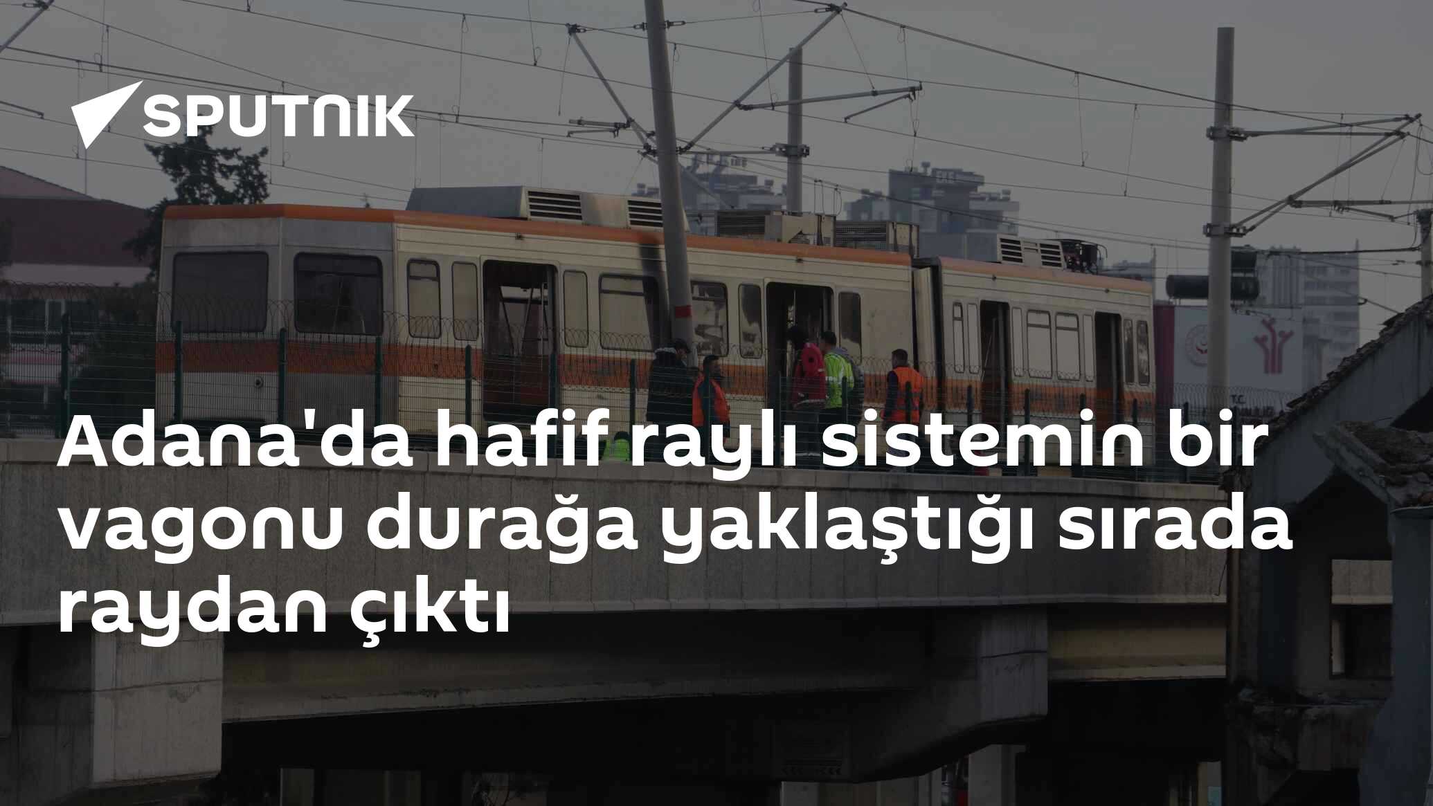 Adana'da hafif raylı sistemin bir vagonu durağa yaklaştığı sırada raydan çıktı