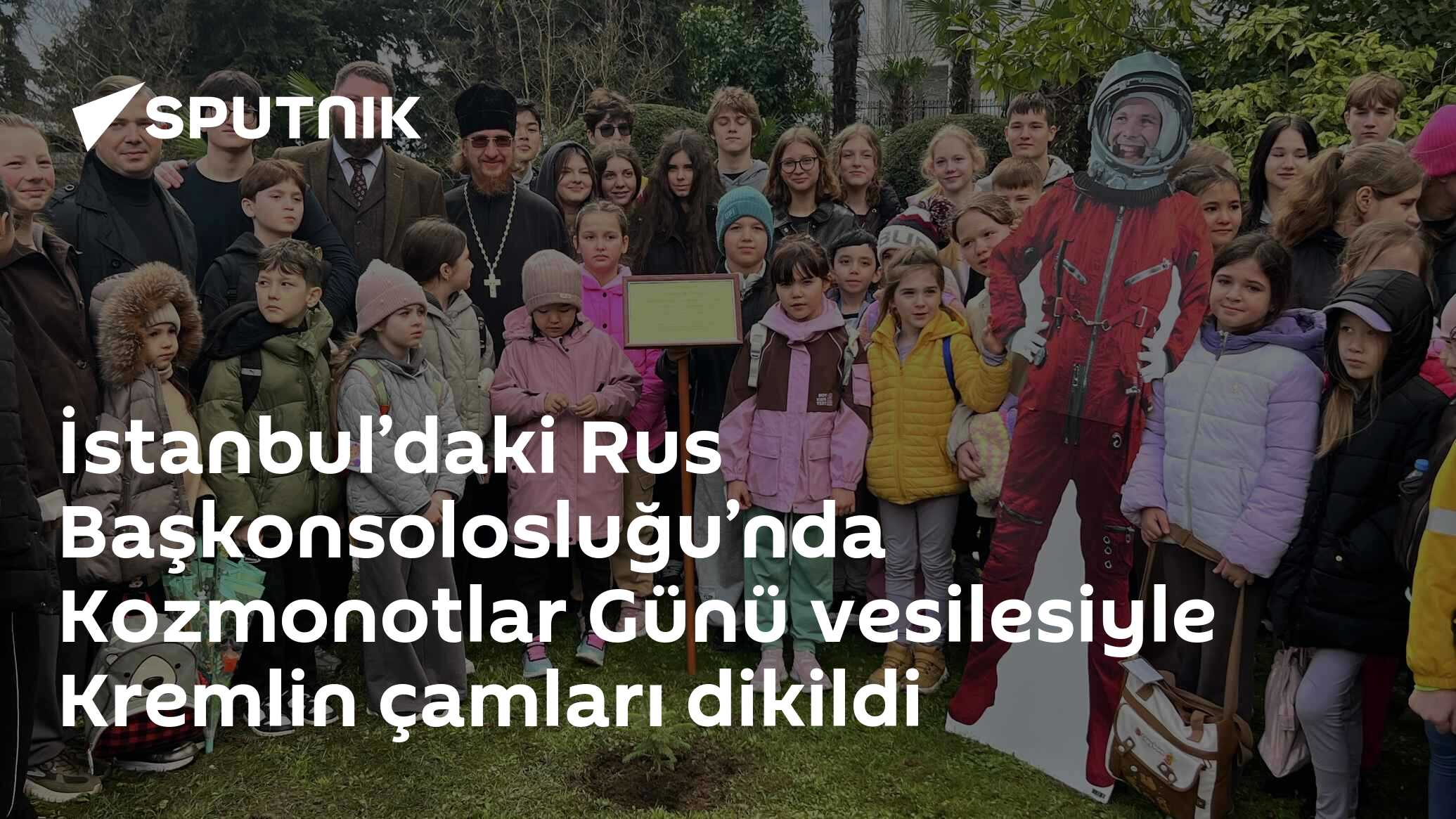 İstanbul’daki Rus Başkonsolosluğu’nda Kozmonotlar Günü vesilesiyle Kremlin çamları dikildi