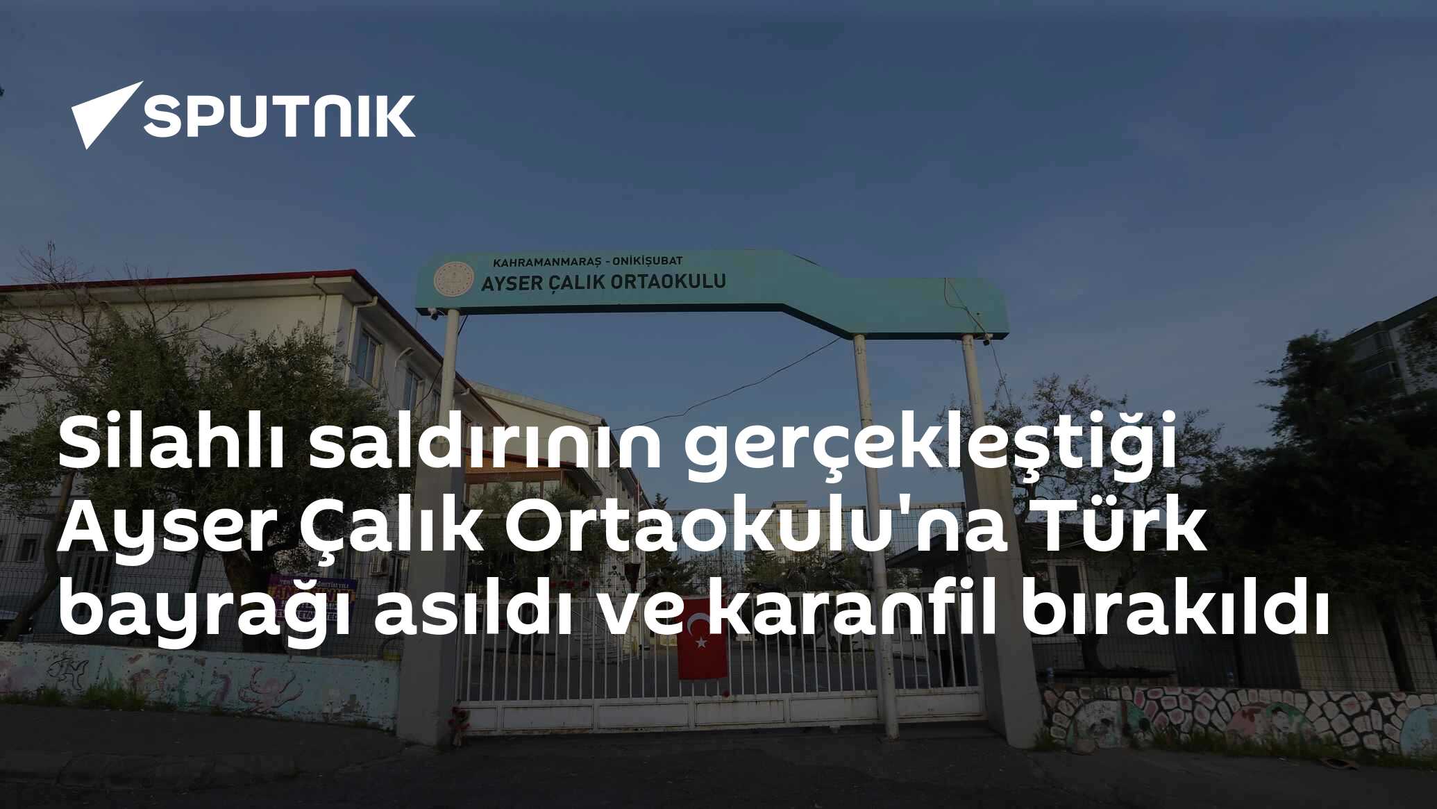 Silahlı saldırının gerçekleştiği Ayser Çalık Ortaokulu'na Türk bayrağı asıldı ve karanfil bırakıldı