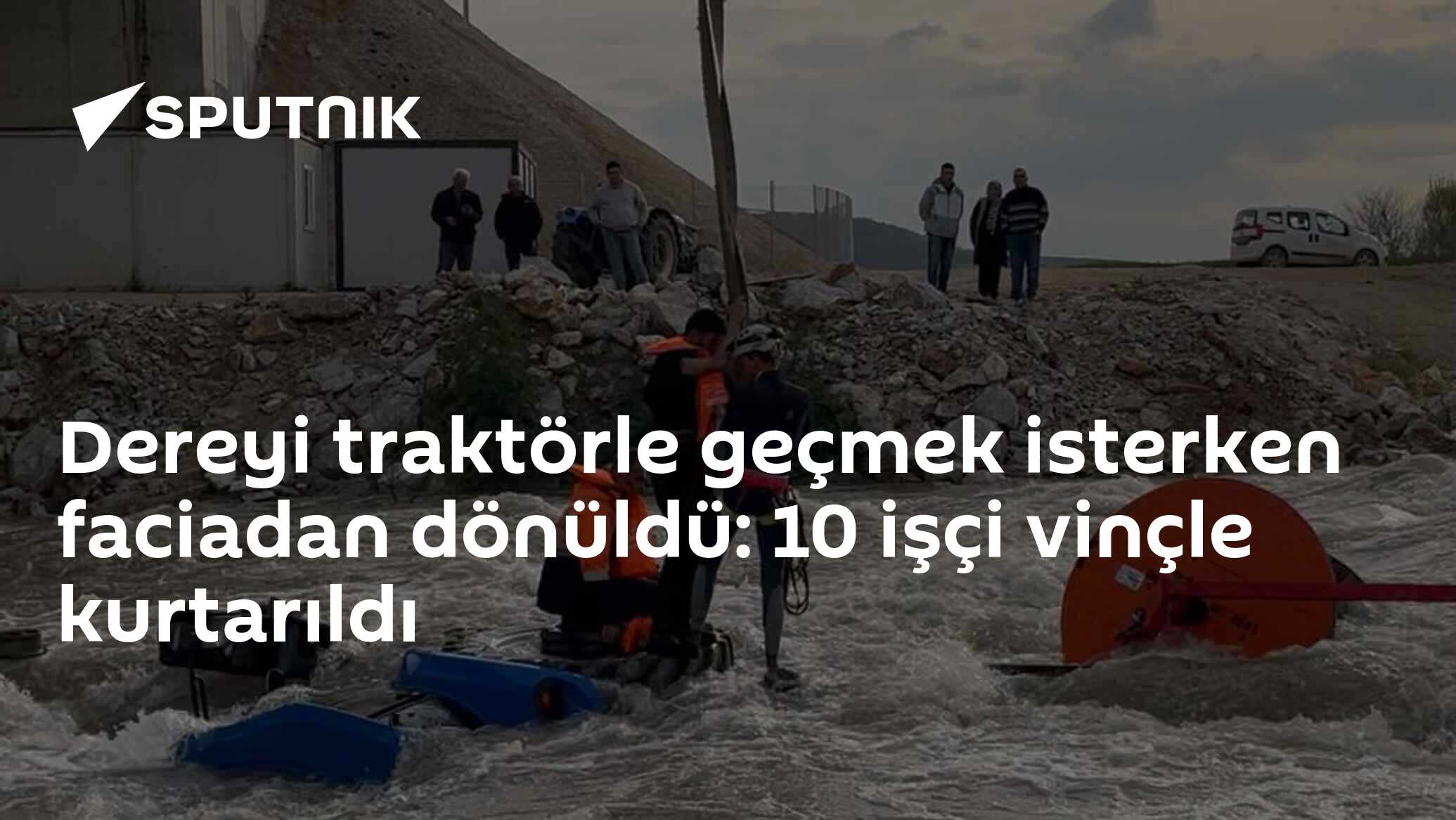 Dereyi traktörle geçmek isterken faciadan dönüldü: 10 işçi vinçle kurtarıldı