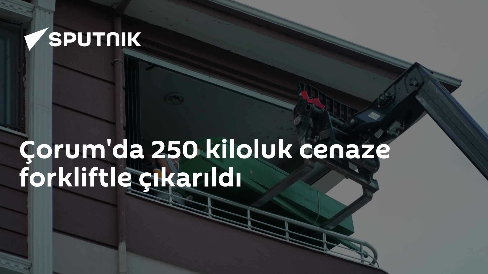 Çorum'da 250 kiloluk cenaze forkliftle çıkarıldı