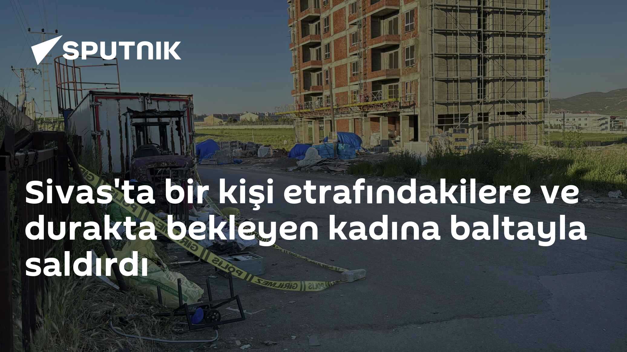 Sivas'ta bir kişi etrafındakilere ve durakta bekleyen kadına