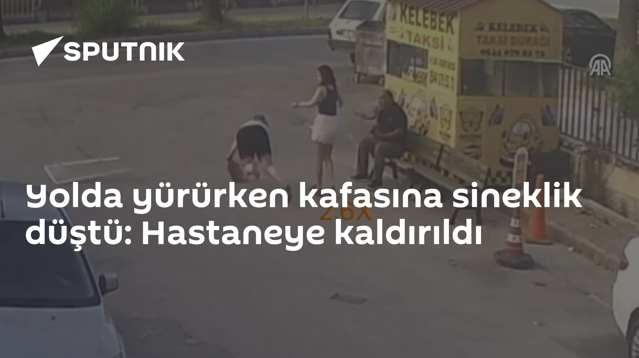 Yolda yürürken kafasına sineklik düştü: Hastaneye kaldırıldı
