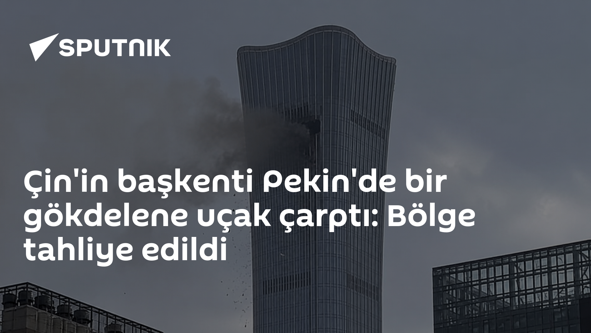 Çin'in başkenti Pekin'de bir gökdelene uçak çarptı: Bölge tahliye edildi