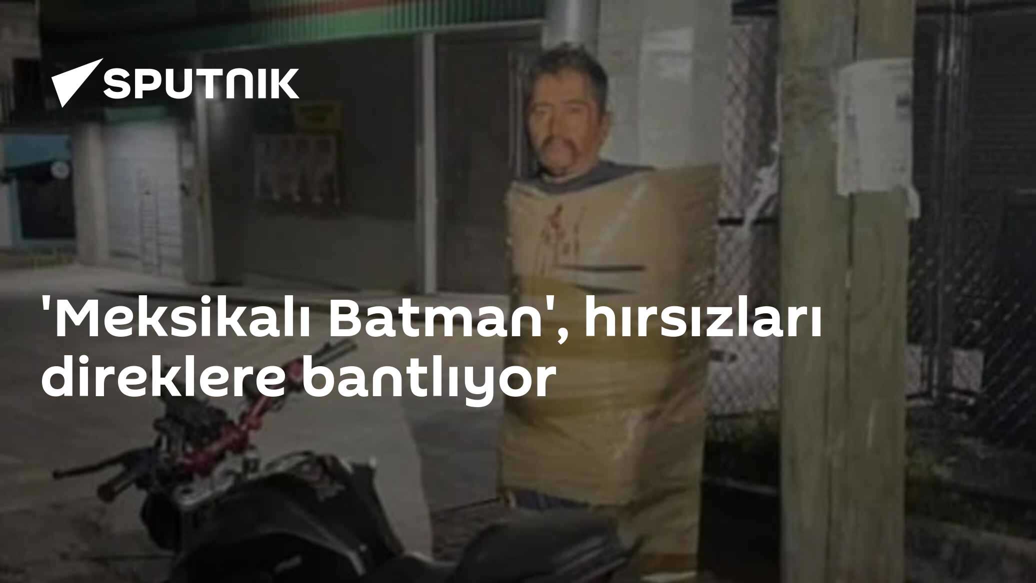 'Meksikalı Batman', hırsızları direklere bantlıyor
