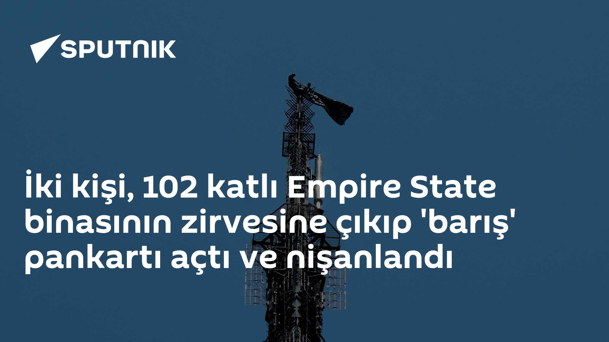 İki kişi Empire State binasının zirvesine çıkıp 'barış' pankartı açtı