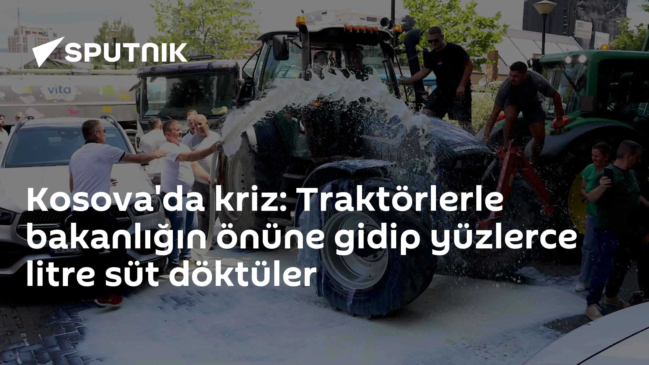 Kosova'da öfkeli çiftçiler bakanlığa süt döktü