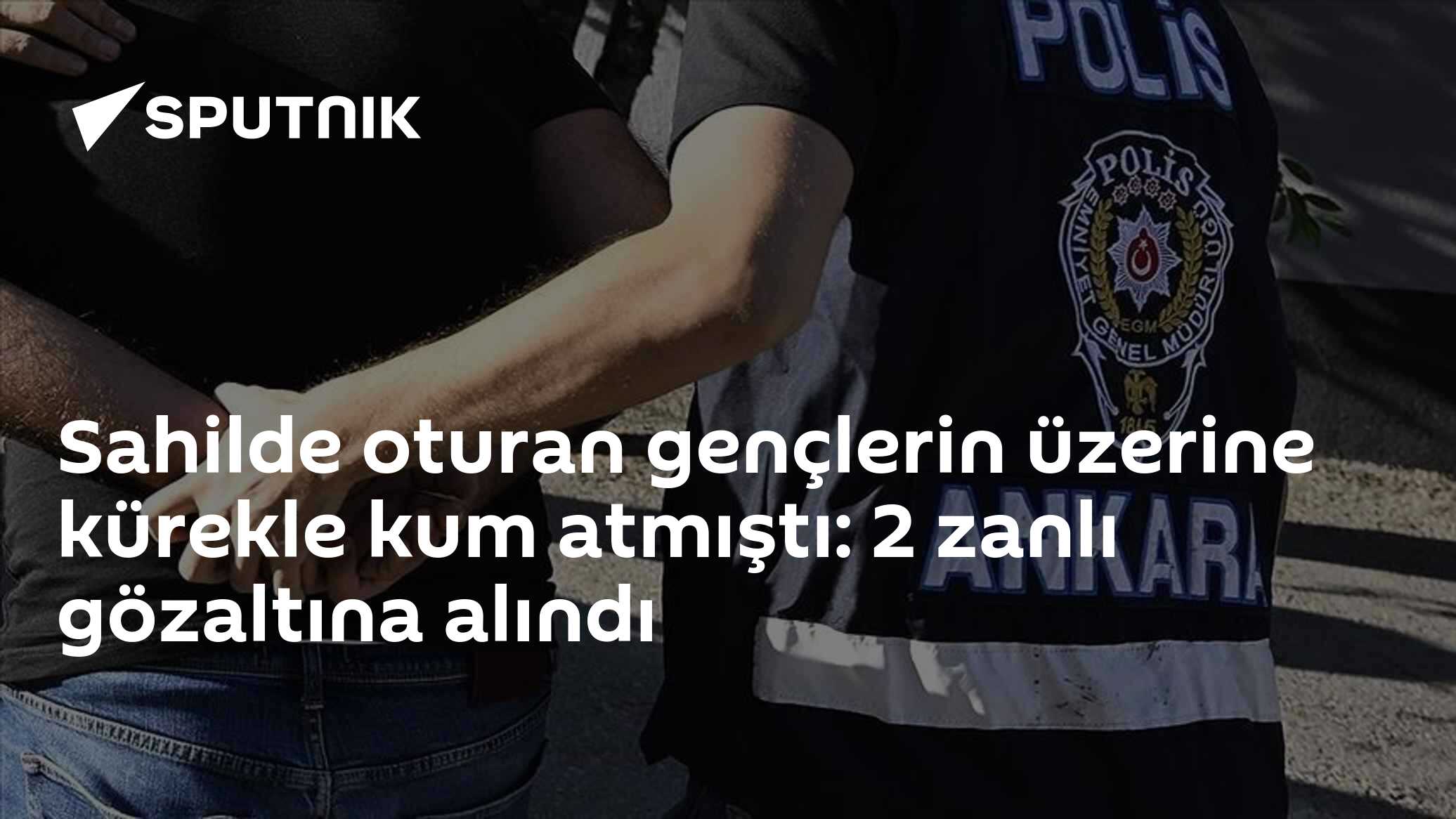 Sahilde oturan gençlerin üzerine kürekle kum atmıştı: 2 zanlı gözaltına alındı