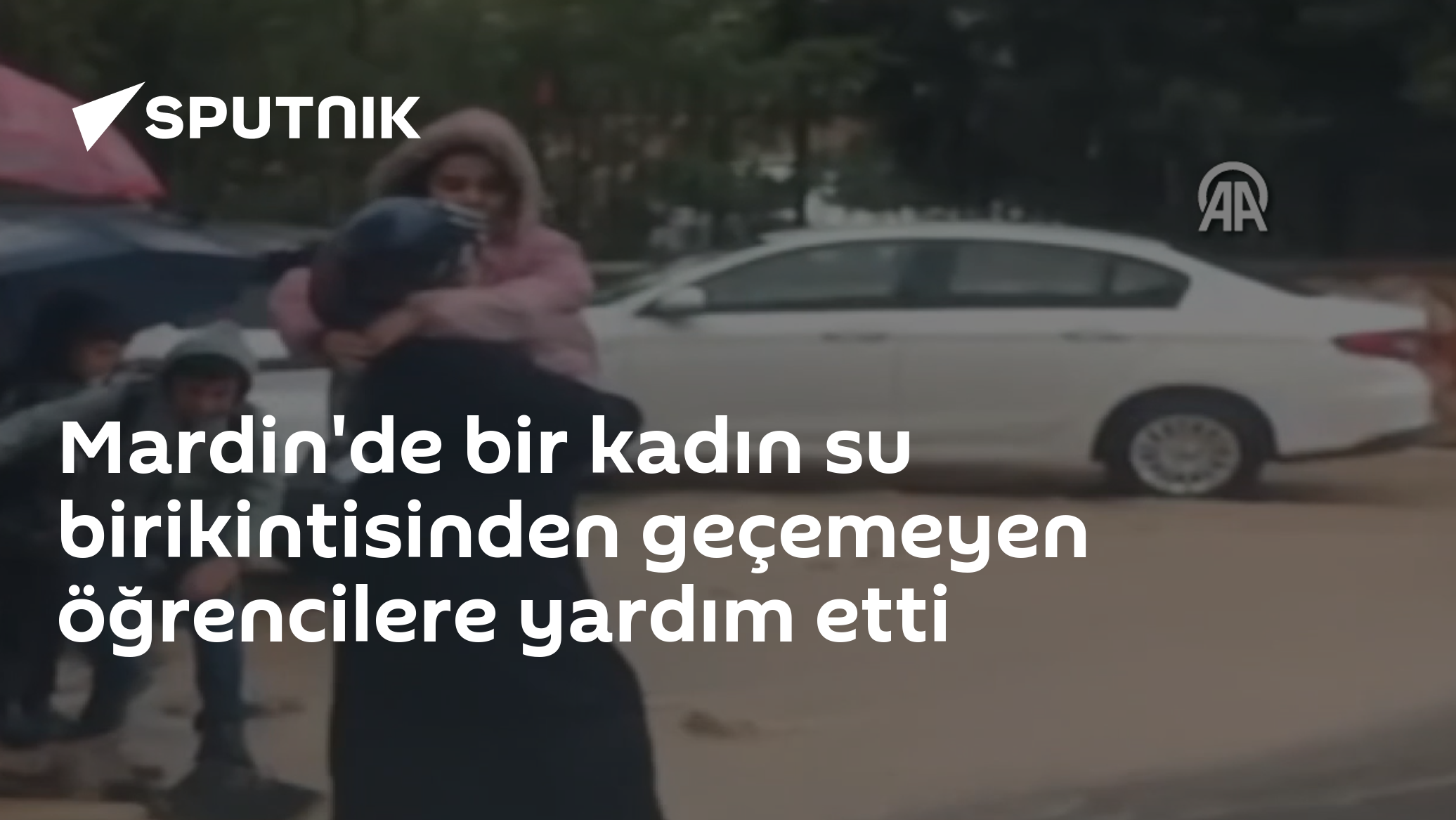 Mardin'de bir kadın su birikintisinden geçemeyen öğrencilere yardım etti