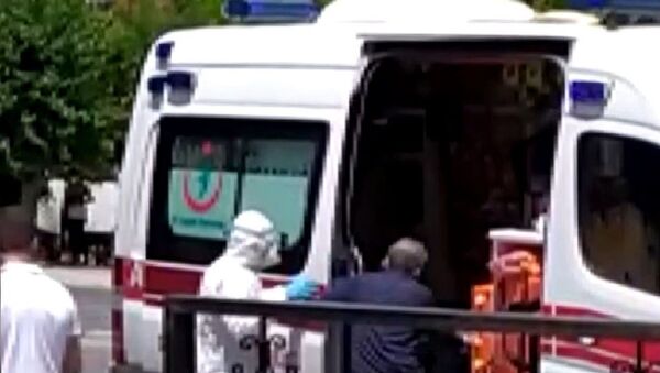 Gaziantep’te hastaneden kaçan koronavirüs hastası ekipleri alarma geçirdi. Yaşlı adamı kızı bularak polise teslim etti. - Sputnik Türkiye