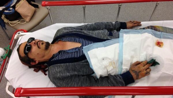 Johnny Depp'in parmağından yaralanmış halde sedyede yattığı iddiasındaki bir fotoğraf kanıt olarak Londra'daki mahkemeye sunuldu. - Sputnik Türkiye