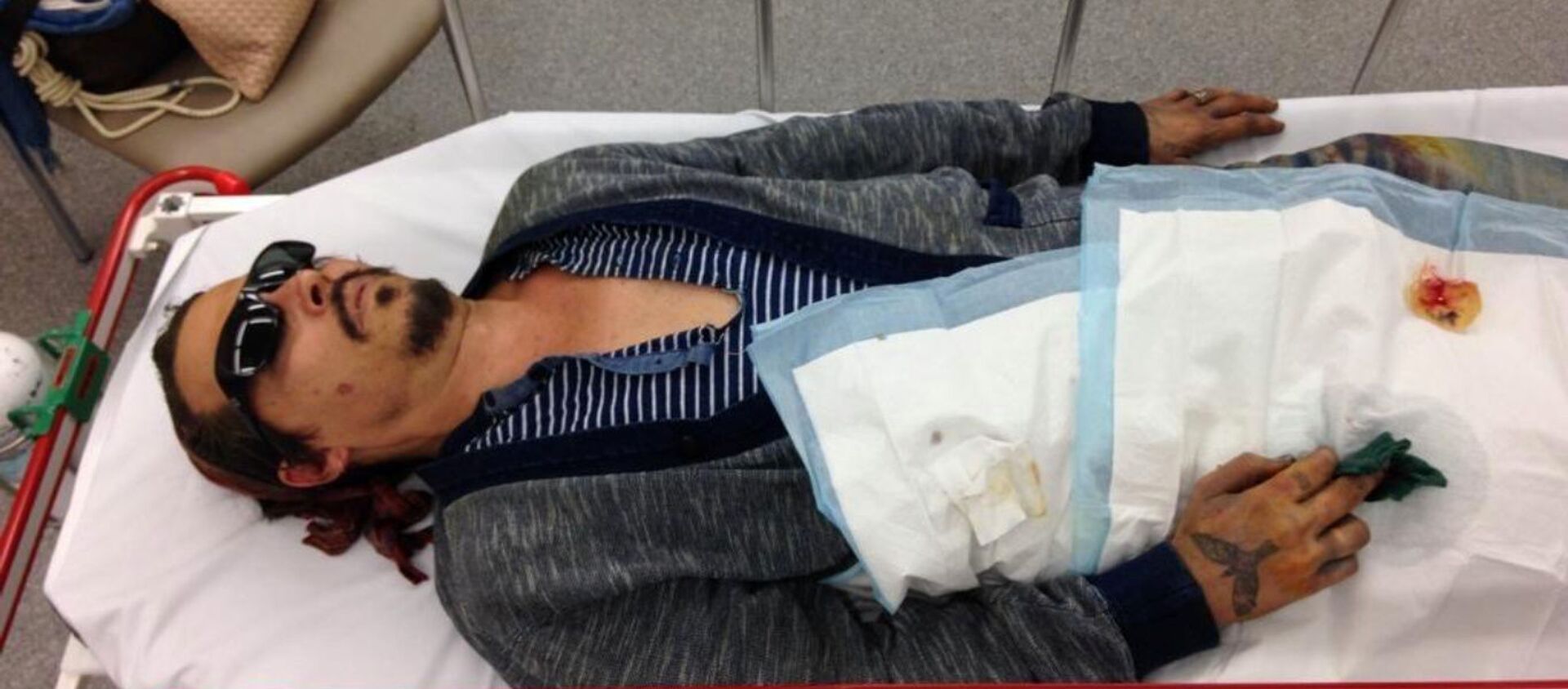 Johnny Depp'in parmağından yaralanmış halde sedyede yattığı iddiasındaki bir fotoğraf kanıt olarak Londra'daki mahkemeye sunuldu. - Sputnik Türkiye, 1920, 09.07.2020