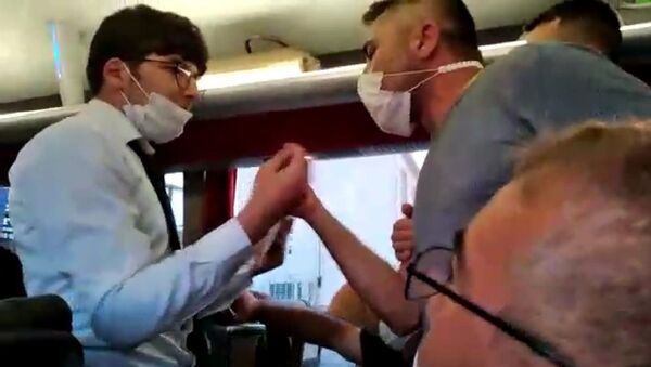 Aydın’ın Didim ilçesinden Sivas’a giden bir firmaya ait yolcu otobüsünde koronavirüs tartışması yaşandı - Sputnik Türkiye
