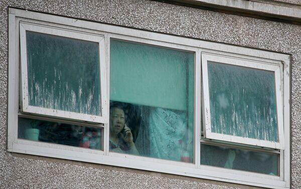 Başka bir kişinin telefonla konuşurken pencereden dışarı bakması da dikkat çeken görüntülerden biri oldu. - Sputnik Türkiye