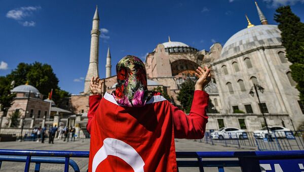 Yerli ve yabancı medya kuruluşlarının yanı sıra vatandaşların bekleyişini sürdürdüğü tarihi Ayasofya Meydanı'nda toplanan yaklaşık 500 kişilik grup, Danıştay'ın kararını sevinçle karşıladı. Bazı vatandaşlar, meydanda namaz kıldı. - Sputnik Türkiye