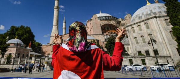 Yerli ve yabancı medya kuruluşlarının yanı sıra vatandaşların bekleyişini sürdürdüğü tarihi Ayasofya Meydanı'nda toplanan yaklaşık 500 kişilik grup, Danıştay'ın kararını sevinçle karşıladı. Bazı vatandaşlar, meydanda namaz kıldı. - Sputnik Türkiye