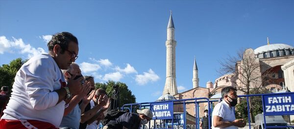 Yerli ve yabancı medya kuruluşlarının yanı sıra vatandaşların bekleyişini sürdürdüğü tarihi Ayasofya Meydanı'nda toplanan yaklaşık 500 kişilik grup, Danıştay'ın kararını sevinçle karşıladı. Bazı vatandaşlar, meydanda namaz kıldı. - Sputnik Türkiye