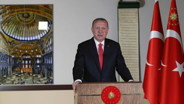 Türkiye Cumhurbaşkanı Recep Tayyip Erdoğan, saat 20.53'te Millete Sesleniş konuşması yaptı. - Sputnik Türkiye