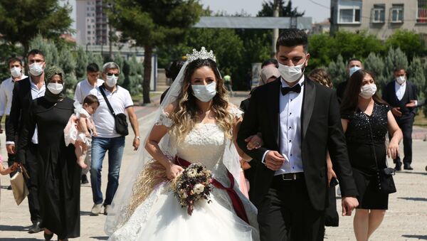 Koronavirüs önlemleri çerçevesinde Diyarbakır'da resmi nikah töreninden maskeyle çıkan çift - Sputnik Türkiye