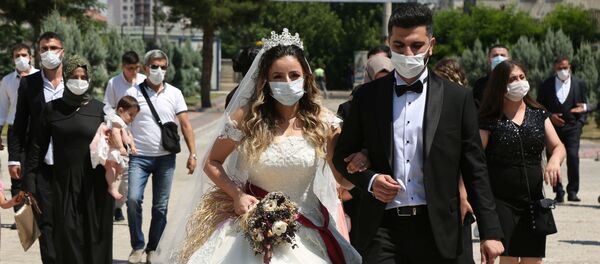 Koronavirüs önlemleri çerçevesinde Diyarbakır'da resmi nikah töreninden maskeyle çıkan çift - Sputnik Türkiye