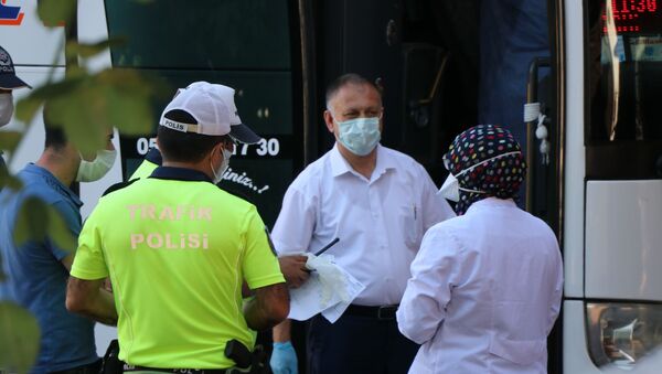 İstanbul’dan otobüsle Karabük’e yolculuk yapan 3 kişilik ailenin koronavirüs sonucu sistemde pozitif gözükünce, otobüste bulunan 12 kişi ev karantinasına alındı. - Sputnik Türkiye