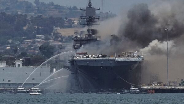ABD Donanmasına ait USS Bonhomme Richard adlı savaş gemisinde büyük çaplı yangın çıktığı ve en az 21 kişinin yaralandığı belirtildi. - Sputnik Türkiye