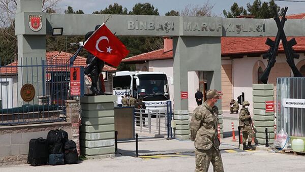 Burdur'da, 58'inci Piyade Alayı'nda Covid-19 testleri pozitif çıkan 33 askerin tedaviye alındığı, temaslı oldukları 221 askerin de öğrenci yurdunda karantinaya alındığı açıklandı. Milli Savunma Bakanlığı'ndan konuyla ilgili açıklama geldi. - Sputnik Türkiye