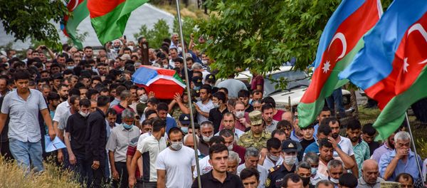 Azerbaycan-Ermenistan sınırında yaşanan çatışmalarda yaşamını yitiren Vugar Sadygov toprağa verildi. - Sputnik Türkiye