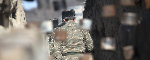 Ermenistan-Azerbaycan sınırında bir asker - Sputnik Türkiye