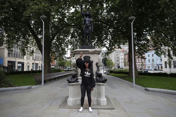 İngiltere'de köle taciri Colston'un devrilen heykelinin yerine protestoculardan birinin heykeli dikildi - Sputnik Türkiye