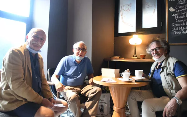 Sanatçı Kamil Akmanov'un sergisinin açılışına tiyatro sanatçısı Orhan Aydın, şair Ataol Behramoğlu ve ressam Bedri Baykam katıldı Sanatçı Kamil Akmanov'un sergisinin açılışına tiyatro sanatçısı Orhan Aydın, şair Ataol Behramoğlu ve ressam Bedri Baykam katıldı - Sputnik Türkiye