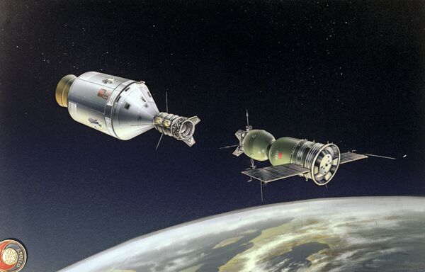 Soyuz ve Apollo uzay araçlarının kenetlenmesi. Araçların birbirine kenetlenebilmesi için misyona özel olarak üniversal kenetlenme ünitesi geliştirildi. - Sputnik Türkiye