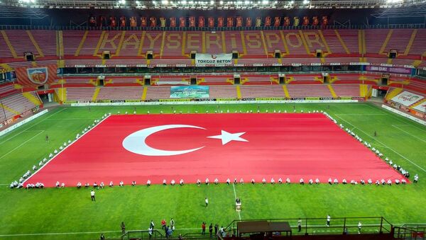 15 Temmuz darbe girişiminin 4. yıl dönümü etkinlikleri kapsamında Erciyes Anadolu Holding tarafından yaptırılan 3 bin 38 metrekare ve 418 kilo ağırlığındaki Türk bayrağı açıldı. - Sputnik Türkiye
