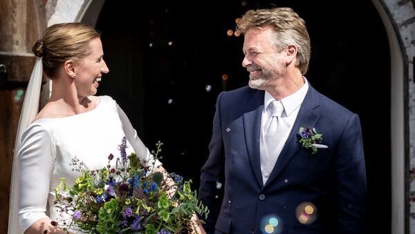 Sonuncusu koronavirüs zirvesi nedeniyle olmak üzere tam üç kere düğününü erteleyen Danimarka Başbakanı Mette Frederiksen, nişanlısı Bo Tengberg ile sonunda evlendi.   - Sputnik Türkiye