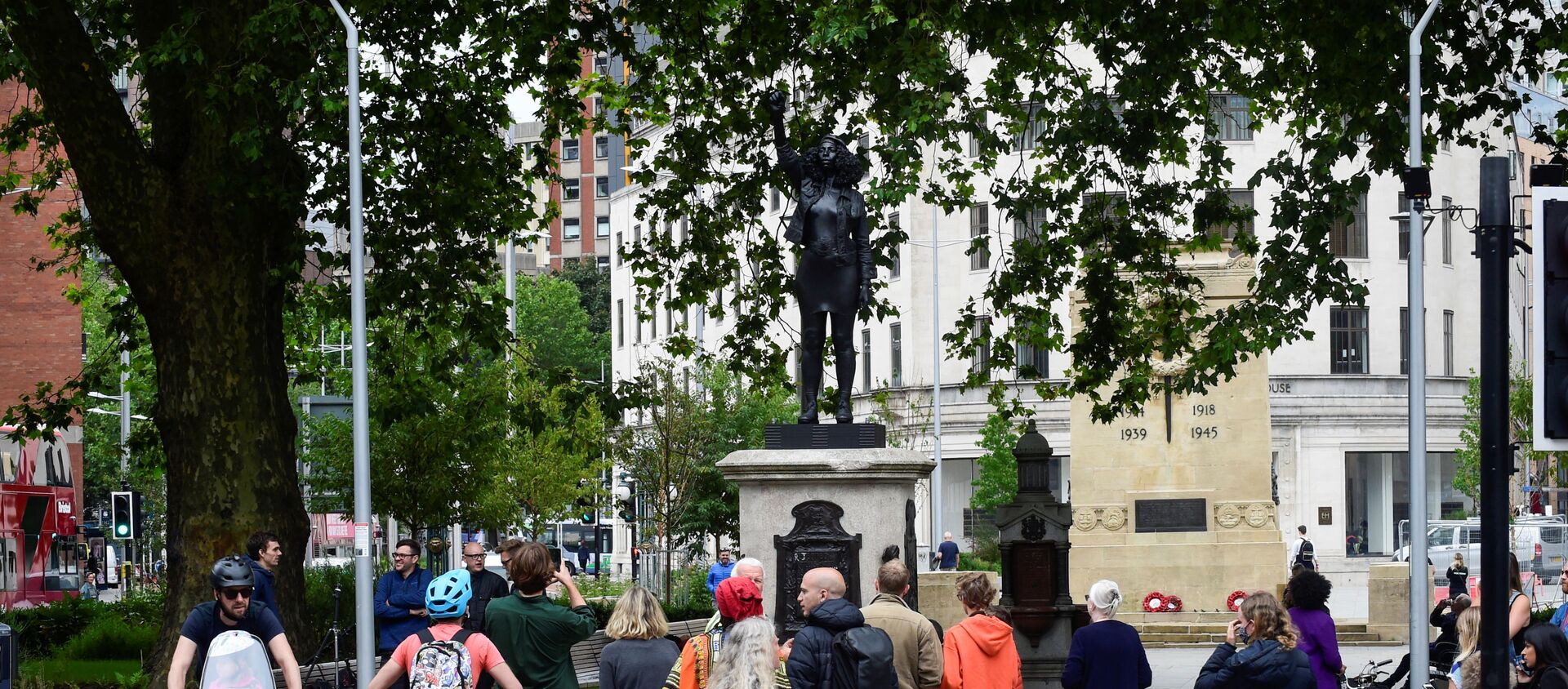İngiltere'de ırkçılık karşıtı protestolar sırasında devrilen köle taciri Edward Colston'un heykelinin yerine dikilen Jen Reid heykeli - Sputnik Türkiye, 1920, 16.07.2020