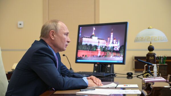 Vladimir Putin, Başbakan Mihail Mişustin ve ilgili bakanların katılımıyla yapılan, önümüzdeki üç yıllık bütçenin ele alındığı toplantıda ekonomideki duruma ilişkin açıklamalarda bulundu. - Sputnik Türkiye