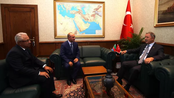 Milli Savunma Bakanı Hulusi Akar, Nahçivan Özerk Cumhuriyeti Ordu Komutanı Kerem Mustafayev ile Azerbaycan Savunma Bakan Yardımcısı ve Hava Kuvvetleri Komutanı Ramiz Tahirov'u kabul etti. - Sputnik Türkiye