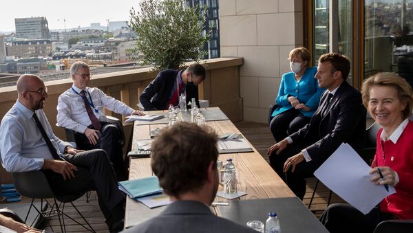 Avrupa Konseyi Başkanı Charles Michel, Almanya Başbakanı Angela Merkel, Fransa Cumhurbaşkanı Emmanuel Macron ve Avrupa Komisyonu Başkanı Ursula von der Leyen - AB liderler zirvesi - Sputnik Türkiye