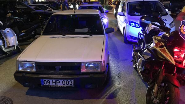 Aydın’ın Kuşadası ilçesinde polisin 'dur' ihtarına uymayan alkollü sürücü kovalamaca sırasında motorlu trafik polisine çarptı. - Sputnik Türkiye