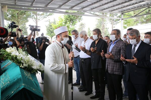 Cenaze namazına CHP İstanbul Milletvekili Mustafa Sezgin Tanrıkulu (sağ 2), caz sanatçısı Bora Gencer de (sağ 3) katıldı. - Sputnik Türkiye