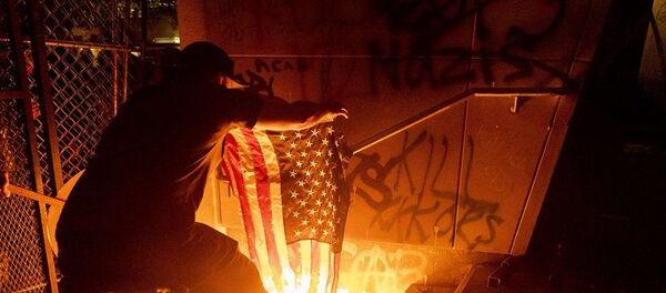 ABD'nin Portland kentinde protestocular mahkeme binasını ateşe verdi ABD'nin Portland kentinde protestocular mahkeme binasını ateşe verdi - Sputnik Türkiye