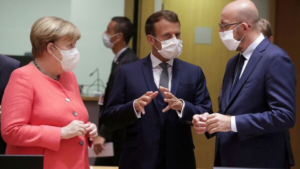 Almanya Başbakanı Angela Merkel, Fransa Cumhurbaşkanı Emmanuel Macron ve Avrupa Konseyi Başkanı Charles Michel, 17 Temmuz 2020'de Brüksel'deki zirvede - Sputnik Türkiye