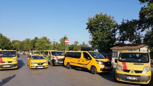 Taleplerinin gündeme gelmemesine tepki gösteren taksi dolmuşçuları, araçlarını İBB binası önüne bıraktı - Sputnik Türkiye