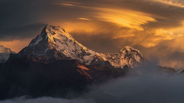 Yarışmanın en iyi manzarası: Jesse Little’in Nepal’deki Annapurna dağlarının güneyinde çektiği ‘Golden Glow’ (Altın parıltı) adlı eseri. - Sputnik Türkiye