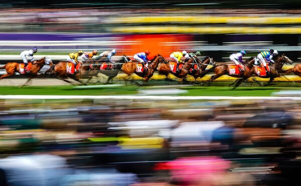 Scott Barbour, ‘Horse Racing’ (At Yarışı) adlı çalışmasıyla ‘Spor’ kategorisinin kazananı oldu - Sputnik Türkiye