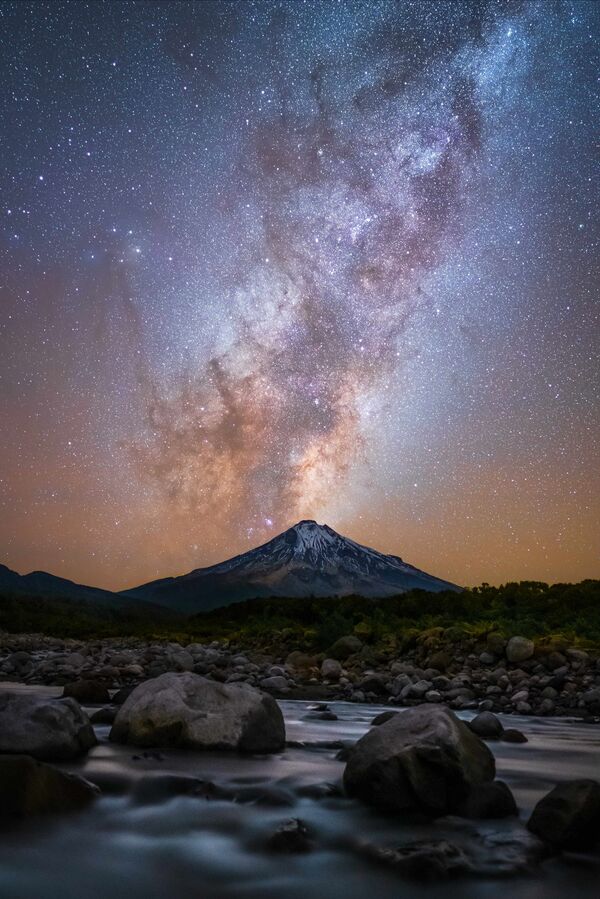 ‘Astrofotoğraf’ kategorisinde birincilik, Yeni Zelanda’daki Taranaki volkanının patlamasını fotoğraflayan Laurie Winter’e verildi. - Sputnik Türkiye